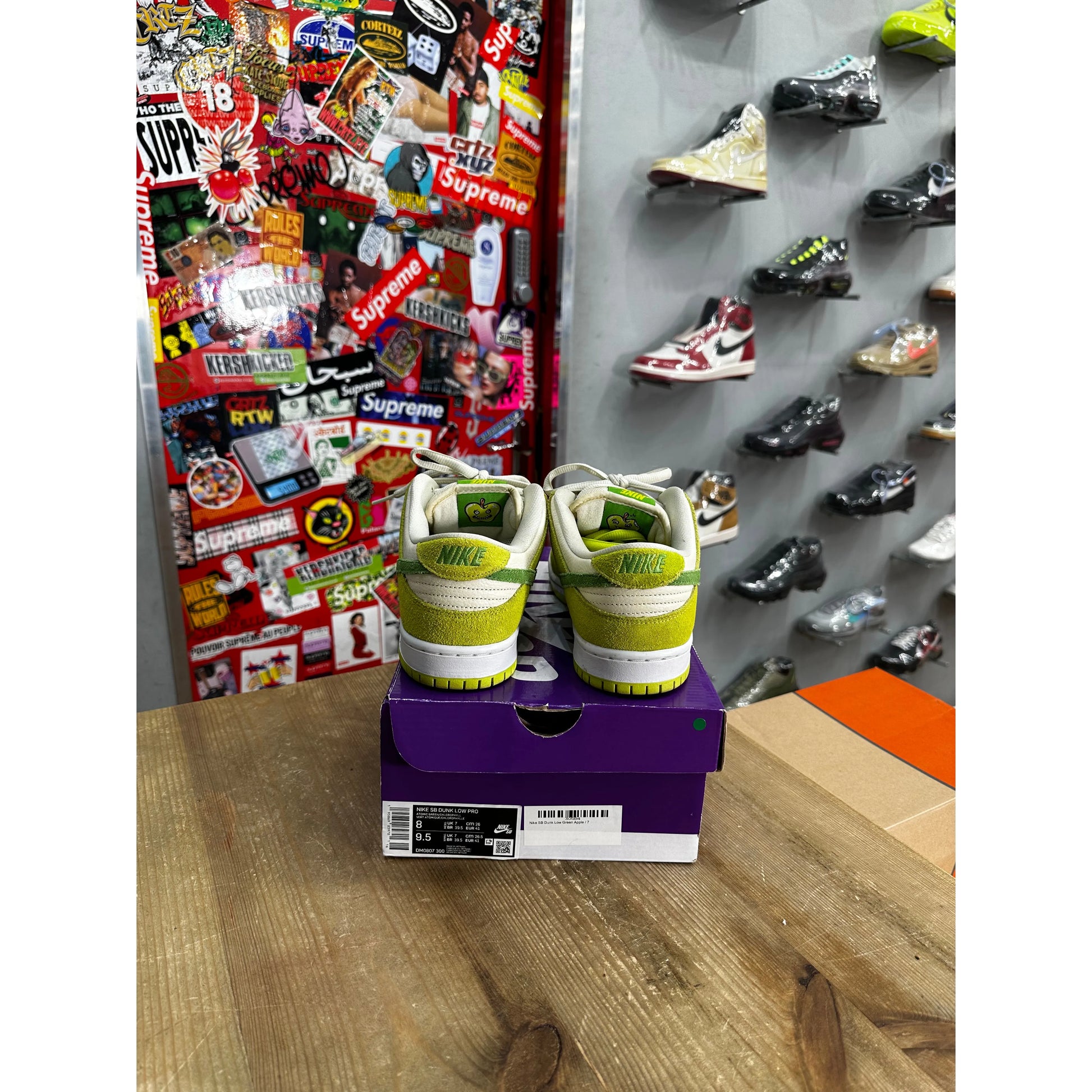 Nike apple green outlet shoes