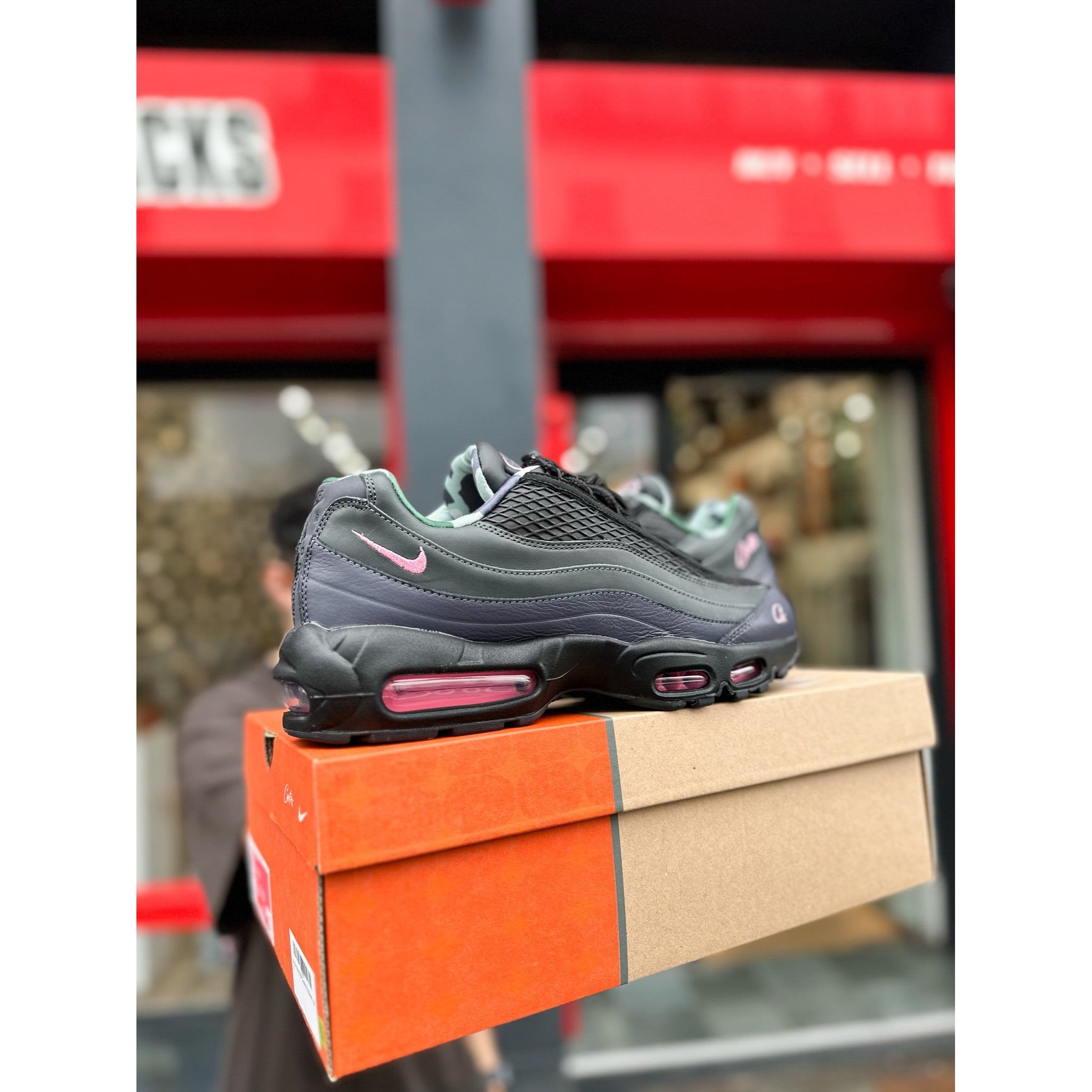 Pink and red air max online